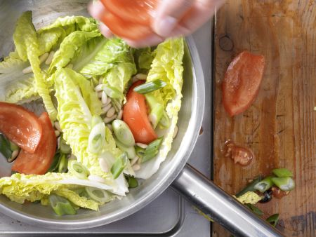 Geschmorter Römersalat Zubereitung Schritt 3 Geschmorter Römersalat Zubereitung Schritt 3