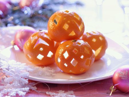 Geschnitzte Orangenschalen als Weihnachtsdeko Rezept