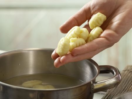 Gnocchi-Zucchini-Pfanne Zubereitung Schritt 2 Gnocchi-Zucchini-Pfanne Zubereitung Schritt 2