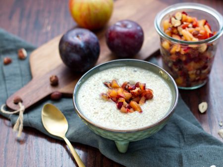 Golden Leinsamen-Pudding mit Pflaumen-Apfel-Topping