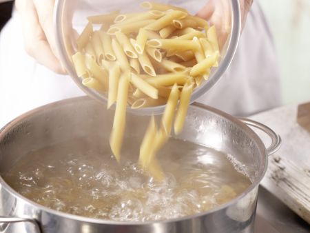 Gorgonzola-Spinat-Pasta Zubereitung Schritt 1 Gorgonzola-Spinat-Pasta Zubereitung Schritt 1