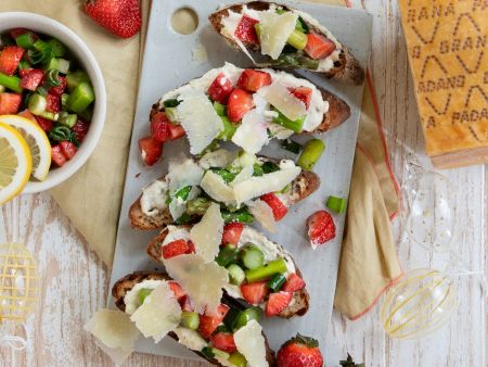 Spargel-Erdbeer-Bruschetta auf Grana-Padano-Creme