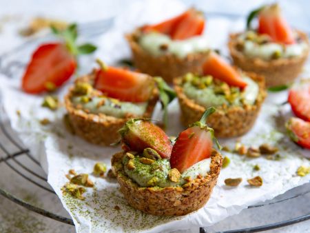 Granola Cups mit Matcha-Füllung und Beeren