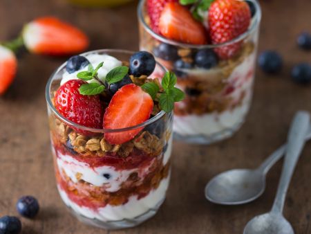 Granola mit Joghurt, Erdbeeren und Heidelbeeren