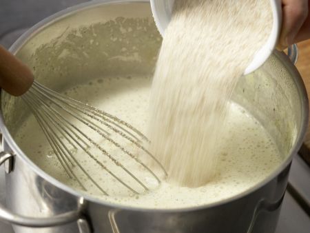 Grießpudding mit Beerensauce Zubereitung Schritt 2 Grießpudding mit Beerensauce Zubereitung Schritt 2