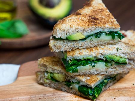 Grilled Cheese Sandwich mit Avocado und Spinat