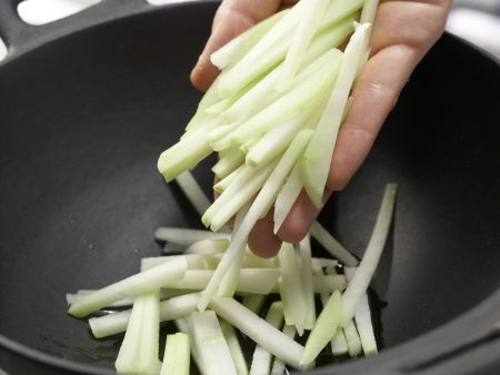 Grüner Bratreis aus dem Wok Zubereitung Schritt 4 Grüner Bratreis aus dem Wok Zubereitung Schritt 4