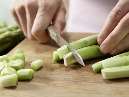 Grüner Spargel mit Hähnchenbrust Zubereitung Schritt 1 Grüner Spargel mit Hähnchenbrust Zubereitung Schritt 1