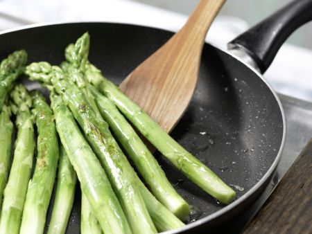 Grüner Spargel mit Hähnchenbrust Zubereitung Schritt 2 Grüner Spargel mit Hähnchenbrust Zubereitung Schritt 2