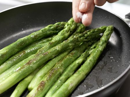 Grüner Spargel mit Hähnchenbrust Zubereitung Schritt 5 Grüner Spargel mit Hähnchenbrust Zubereitung Schritt 5