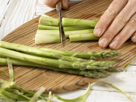 Grüner Spargel im Knusperteig Zubereitung Schritt 1 Grüner Spargel im Knusperteig Zubereitung Schritt 1