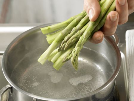 Grüner Spargel im Knusperteig Zubereitung Schritt 2 Grüner Spargel im Knusperteig Zubereitung Schritt 2
