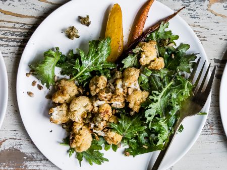 Grünkohlsalat mit geröstetem Blumenkohl