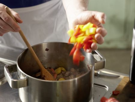 Gulaschsuppe – smarter Zubereitung Schritt 6 Gulaschsuppe – smarter Zubereitung Schritt 6