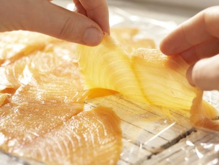 Gurken-Lachs-Rouladen Zubereitung Schritt 6 Gurken-Lachs-Rouladen Zubereitung Schritt 6