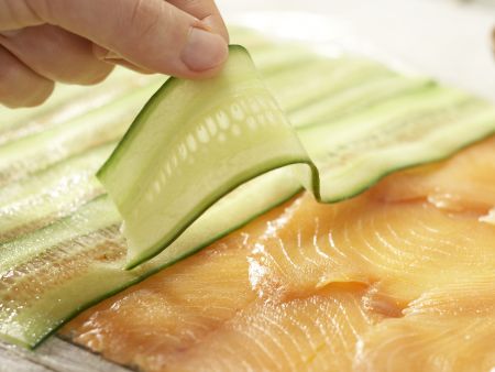 Gurken-Lachs-Rouladen Zubereitung Schritt 7 Gurken-Lachs-Rouladen Zubereitung Schritt 7