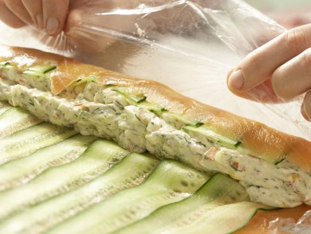 Gurken-Lachs-Rouladen Zubereitung Schritt 9 Gurken-Lachs-Rouladen Zubereitung Schritt 9