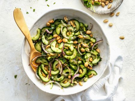 Gurken-Minz-Salat mit Erdnüssen