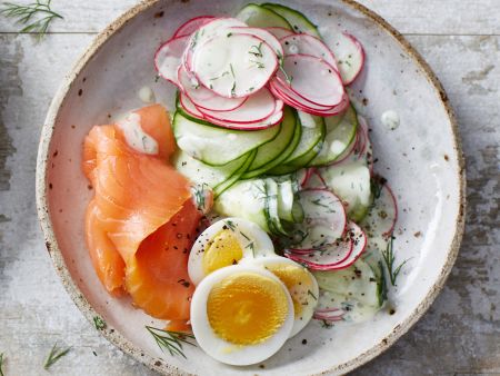 Gurkensalat mit Radieschen, Lachs und Ei