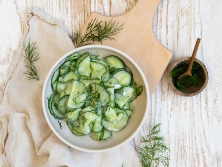 Gurkensalat mit saurer Sahne Rezept