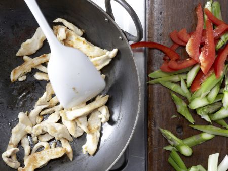 Hähnchen-Gemüse-Pfanne Zubereitung Schritt 3 Hähnchen-Gemüse-Pfanne Zubereitung Schritt 3
