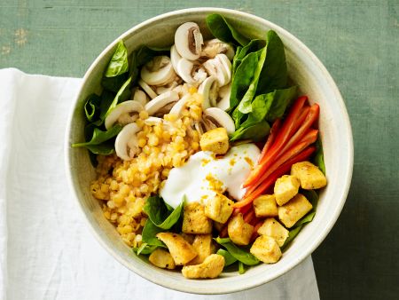 Hähnchen-Spinat-Bowl mit roten Linsen und Champignons
