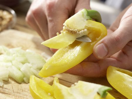 Hähnchenkeulen auf Tomatengemüse Zubereitung Schritt 2 Hähnchenkeulen auf Tomatengemüse Zubereitung Schritt 2