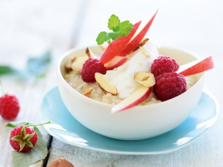 Hafer-Hirse-Porridge mit Apfel und Himbeere Hafer-Hirse-Porridge mit Apfel und Himbeere