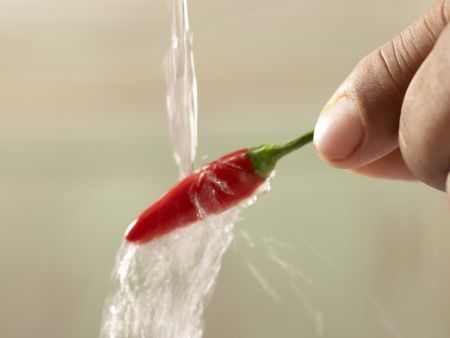 Hagebutten-Chili-Tee Zubereitung Schritt 1 Hagebutten-Chili-Tee Zubereitung Schritt 1