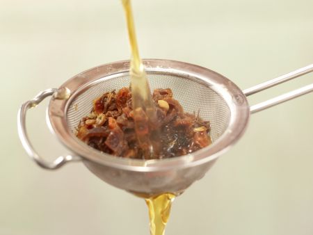 Hagebutten-Chili-Tee Zubereitung Schritt 3 Hagebutten-Chili-Tee Zubereitung Schritt 3