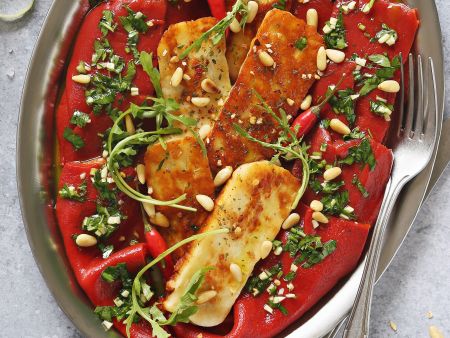 Halloumi auf marinierten roten Paprika