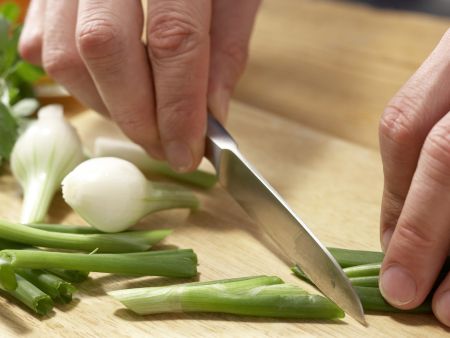 Harzer-Snack mit gebratenen Frühlingszwiebeln Zubereitung Schritt 1 Harzer-Snack mit gebratenen Frühlingszwiebeln Zubereitung Schritt 1
