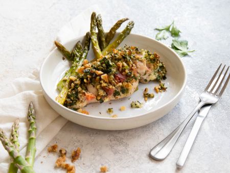 Hasselback-Hähnchen mit grünem Spargel und Walnusskruste