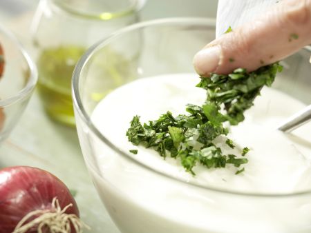 Hausgemachter Kräuter-Joghurt-Frischkäse Zubereitung Schritt 1 Hausgemachter Kräuter-Joghurt-Frischkäse Zubereitung Schritt 1