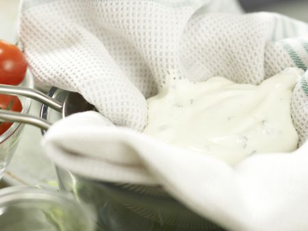 Hausgemachter Kräuter-Joghurt-Frischkäse Zubereitung Schritt 2 Hausgemachter Kräuter-Joghurt-Frischkäse Zubereitung Schritt 2