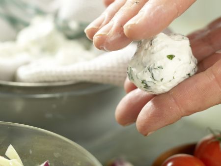 Hausgemachter Kräuter-Joghurt-Frischkäse Zubereitung Schritt 6 Hausgemachter Kräuter-Joghurt-Frischkäse Zubereitung Schritt 6