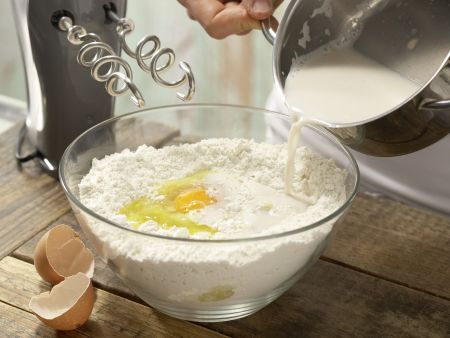 Hefeteig Zubereitung Schritt 3 Hefeteig Zubereitung Schritt 3