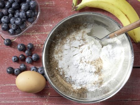 Heidelbeer-Bananen-Muffins Zubereitung Schritt 1 Heidelbeer-Bananen-Muffins Zubereitung Schritt 1