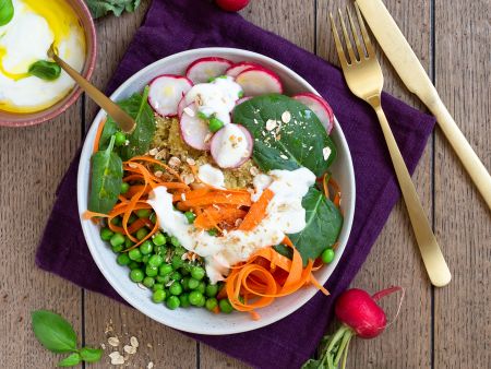 Herzhafte Hafer-Buchweizen-Bowl mit Frühlingssalat und Leinöl-Dressing Rezept