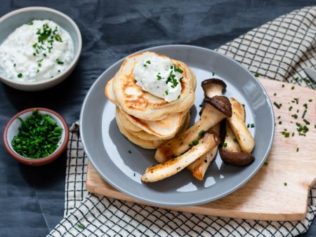 Herzhafte Pancakes mit gebratenen Kräuterseitlingen und Sour Cream