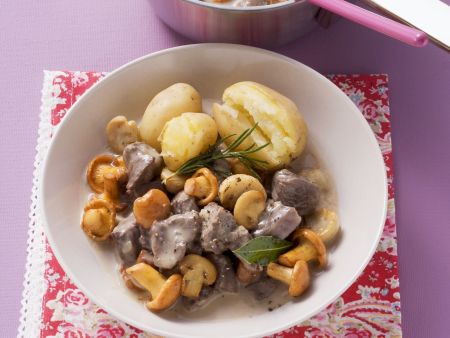Hirschgulasch mit Champignons