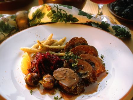 Hirschroulade mit Kastanien-Pflaumen-Füllung und Fingernudeln