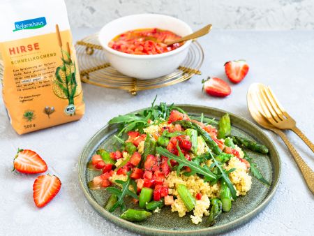 Hirsotto mit grünem Spargel und Erdbeer-Salsa
