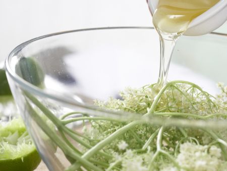 Holunderblüten-Joghurt-Eis Zubereitung Schritt 3 Holunderblüten-Joghurt-Eis Zubereitung Schritt 3