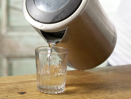 Holunderpunsch mit Schokobrot Zubereitung Schritt 2 Holunderpunsch mit Schokobrot Zubereitung Schritt 2