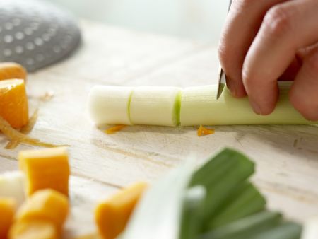 Hühnersuppe nach Großmutters Art – smarter Zubereitung Schritt 5 Hühnersuppe nach Großmutters Art – smarter Zubereitung Schritt 5