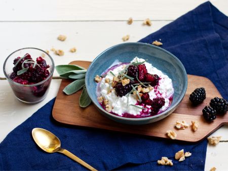 Hüttenkäse mit Walnuss-Brombeer-Kompott