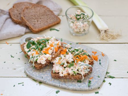 Herzhafter Hüttenkäse-Aufstrich auf Vollkornbrot