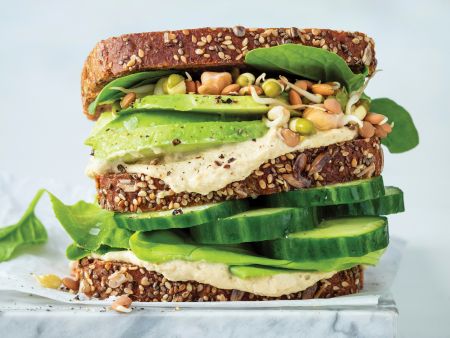 Hummus-Sandwich mit grünem Gemüse und Sprossen