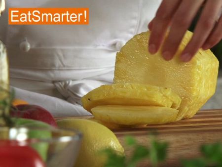 Ananas in Scheiben schneiden